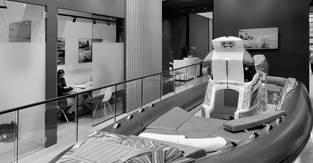 Barca nello stand Lomac alla fiera Boot di Dusseldorf