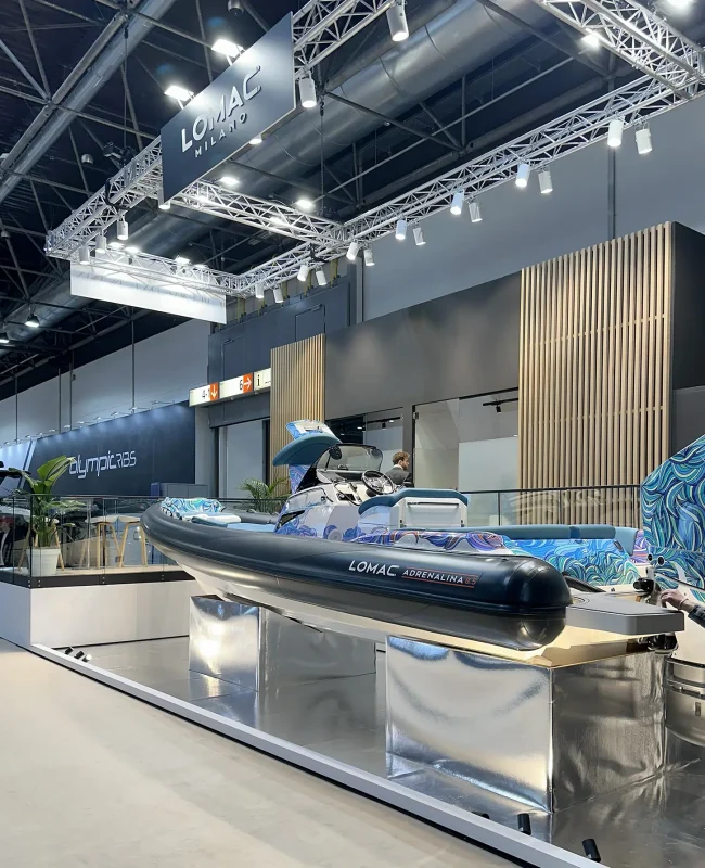 Barca nello stand Lomac alla fiera Boot di Dusseldorf